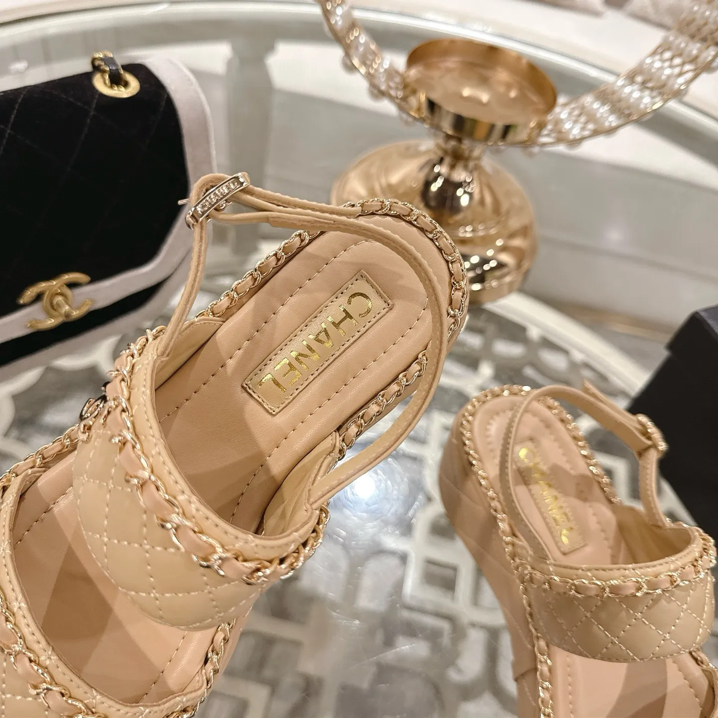 👟👟Ex-factory price 600👟👟 𝐂𝐇𝐀𝐍𝐄𝐋 | Xiaoxiang 25𝐬𝐬 🦋2025 Spring and Summer New Products Counter Classic Xiaoxiang Double C Diamond Chain Slippers Series New〰 🍬 The absolute best in the BS fashion circle. Matching will perform meticulously Minimalist, classic elements that will never fade away 💋 Show unique dressing style, too beautiful to say anything. A must-have for summer... Upper: Original high-customized lambskin Lining: Imported mixed sheepskin lining Outsole: Original molded non-slip outsole Shoe size: 35-39 (34.40.41.42 customization is not returnable)
